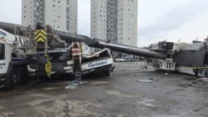 policia-investiga-se-asfalto-cedeu-e-causou-tombamento-de-guindaste-sobre-estrutura-do-monotrilho