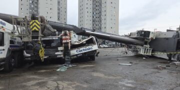 policia-investiga-se-asfalto-cedeu-e-causou-tombamento-de-guindaste-sobre-estrutura-do-monotrilho